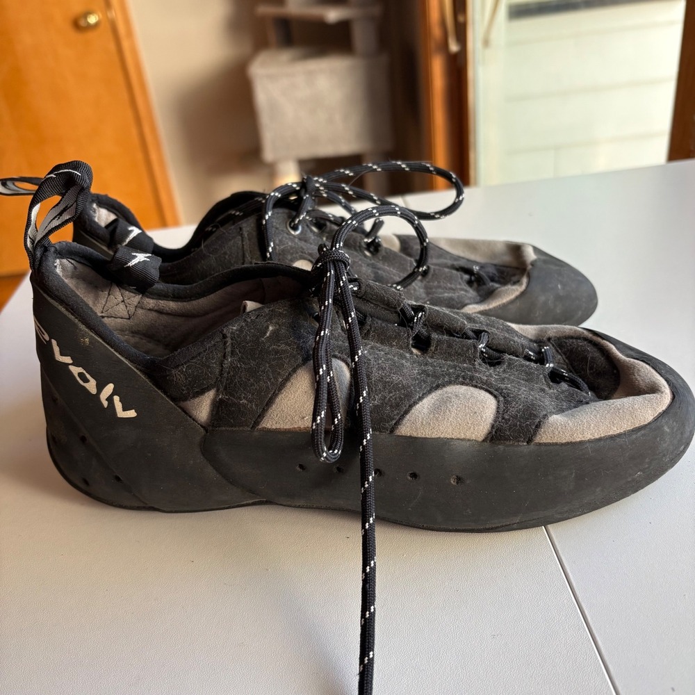 Evolv Rock Climbing Shoes Unisex Black Gray Trax-XT5 Rubber Lace Up Low Top